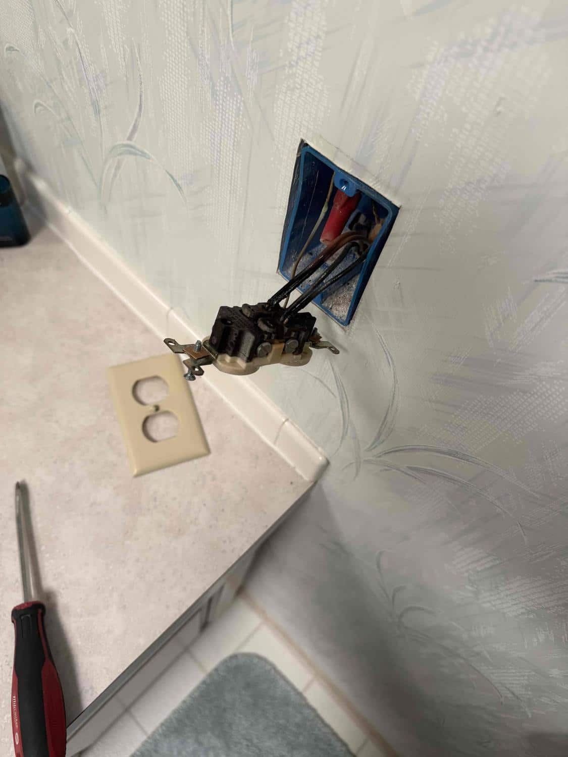 Outlet Troubleshooting and Repair – Master Bedroom and Lanai – Fort Myers, FL